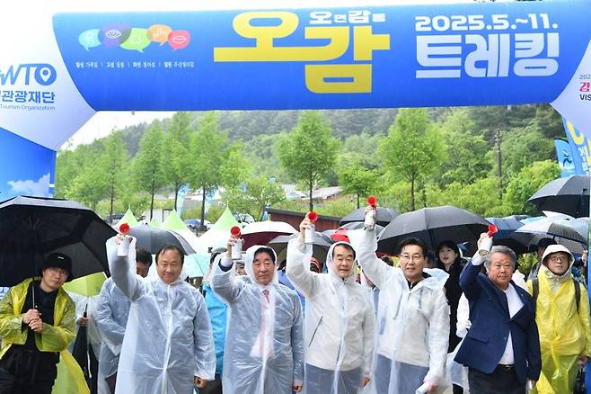 횡성군과 강원관광재단이 2025년 강원방문의 해를 맞아 지난 10일 횡성호수길축제와 함게 오감트레킹 행사를 진행했다. 횡성군 제공