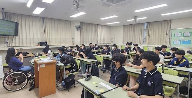 모주영씨가 학생들을 대상으로 장애 인식 개선 강연을 하고 있다. 모주영 제공