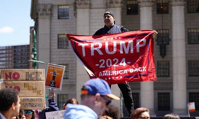 10일 뉴욕의 한 광장에서 반트럼프 시위대가 트럼프 대통령의 정책을 비판하는 손팻말을 들고 있다. 로이터 연합뉴스
