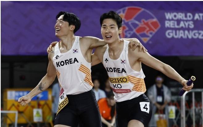 한국 육상 남자 400ｍ 계주팀 고승환(오른쪽)과 이재성이 10일 중국 광저우에서 열린 2025 세계육상릴레이선수권에서 한국 신기록응 세운 뒤 기뻐하고 있다.  광저우/로이터 연합뉴스