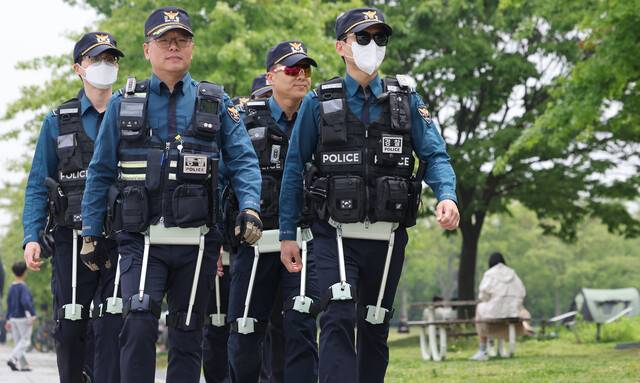 11일 서울 여의도 한강공원에서 서울경찰청 기동대원들이 웨어러블 로봇을 착용하고 순찰 시연을 하고 있다. 웨어러블 로봇 ‘윔\'은 하체근력 보조기능이 있어 체력 부담을 줄여준다. 연합뉴스