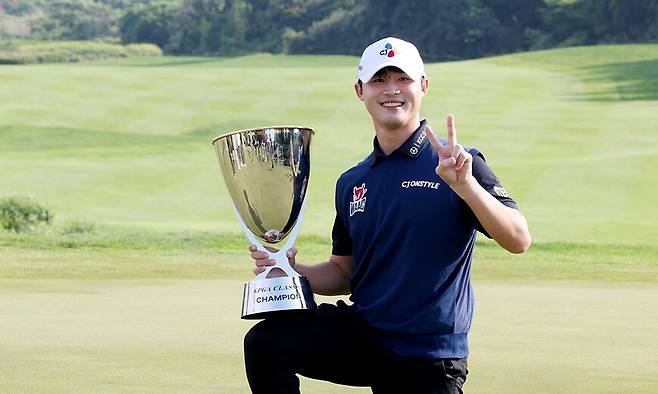 배용준이 11일 제주 서귀포의 사이프러스 골프&리조트 북서코스(파71·7120야드)에서 열린 한국프로골프(KPGA) 투어 KPGA 클래식에서 우승한 뒤 트로피를 들고 포즈를 취하고 있다. KPGA 제공