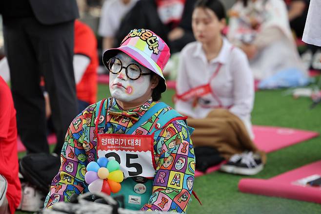 2025 한강 멍때리기 대회 참가자들이 11일 서울 서초구 반포한강공원 잠수교에서 멍하게 앉아있다. 참가자들은 졸거나 말을 하지 않고 90분 동안 멍한 상태를 유지해야 한다. 김영원 기자 forever@hani.co.kr