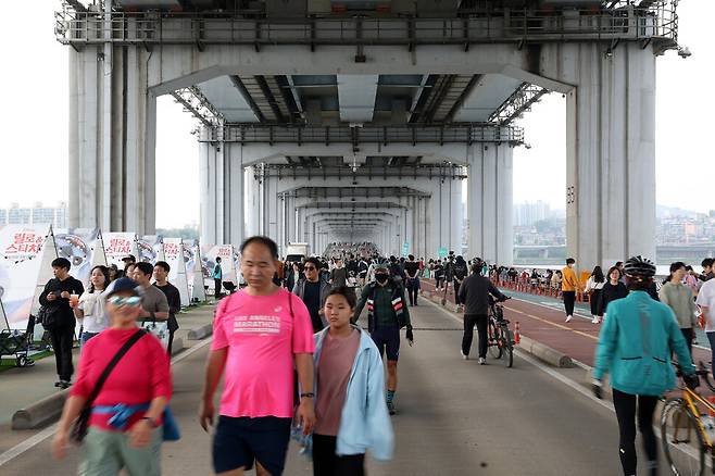 2025 차 없는 잠수교 뚜벅뚜벅 축제가 열린 11일 서울 서초구 반포한강공원 잠수교에서 시민들이 산책하고 있다. 김영원 기자 forever@hani.co.kr
