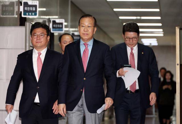 권영세 국민의힘 비상대책위원장이 10일 오전 서울 여의도 국회에서 열린 후보 재선출 관련 기자회견에 참석하고 있다. 뉴시스