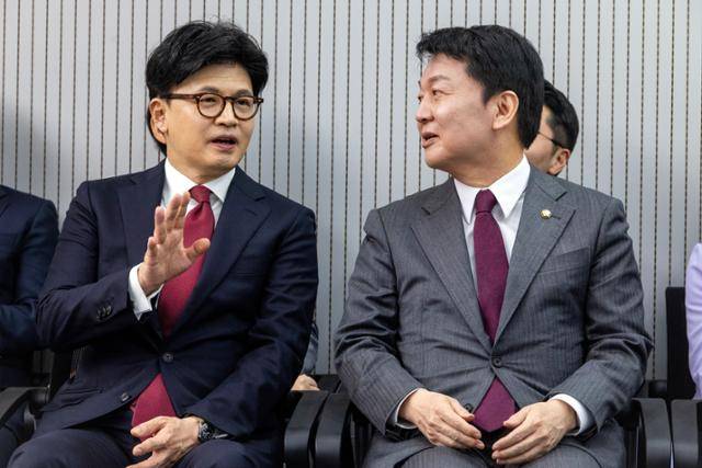 지난달 29일 국민의힘 대선 후보 3차 경선 진출자 발표를 앞두고 여의도 국민의힘 중앙당사에서 한동훈(왼쪽), 안철수 후보가 대화하고 있다. 뉴시스