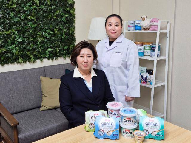 일동후디스의 그릭요거트 제품인 후디스 그릭 개발에 참여한 한소려(왼쪽) 마케팅부문장과 강은실 식품연구소 연구개발2팀장. 일동후디스 제공