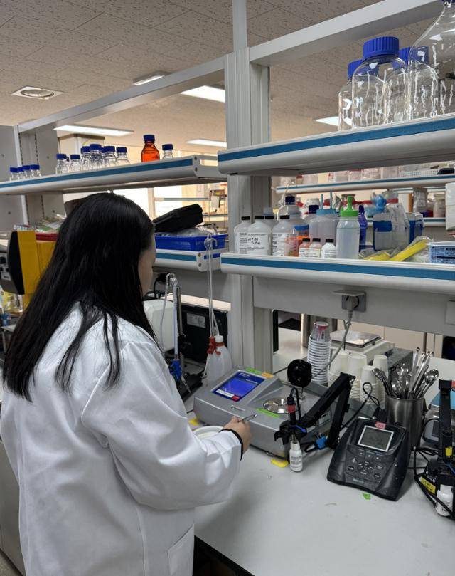 강은실 일동후디스 연구개발2팀장이 제품 연구를 하는 모습. 일동후디스 제공