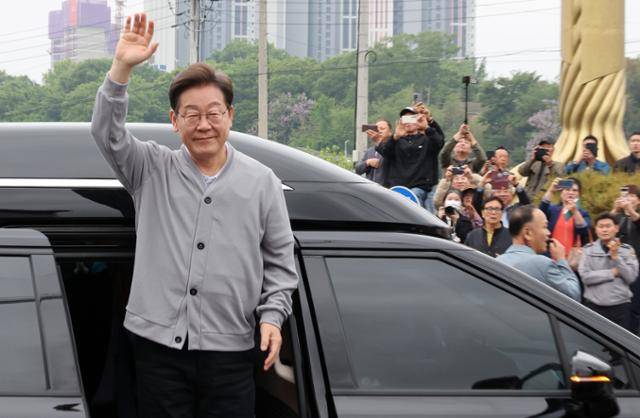 민심을 청취하는 '경청 투어'에 나선 이재명 더불어민주당 대선 후보가 11일 전남 화순군 화순읍 인근에 도착해 손을 들어 군민들에게 인사하고 있다. 화순=뉴시스