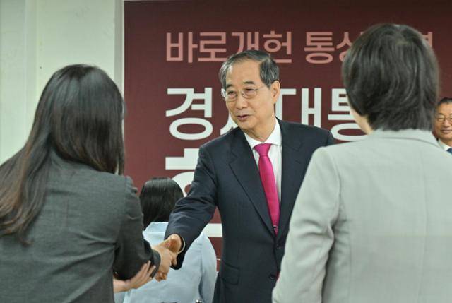 11일 한덕수 전 국무총리가 서울 여의도 대선 캠프 사무실에서 기자들과 마지막 인사를 하고 있다. 최주연 기자