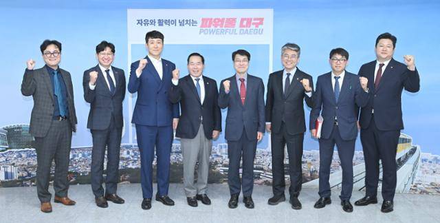 대구시와 대한사격연맹 관계자들이 9일 대구시청 동인청사에서 2027세계사격선수권대회 유치 방안을 논의한 뒤 기념 사진을 촬영하고 있다. 대구시 제공