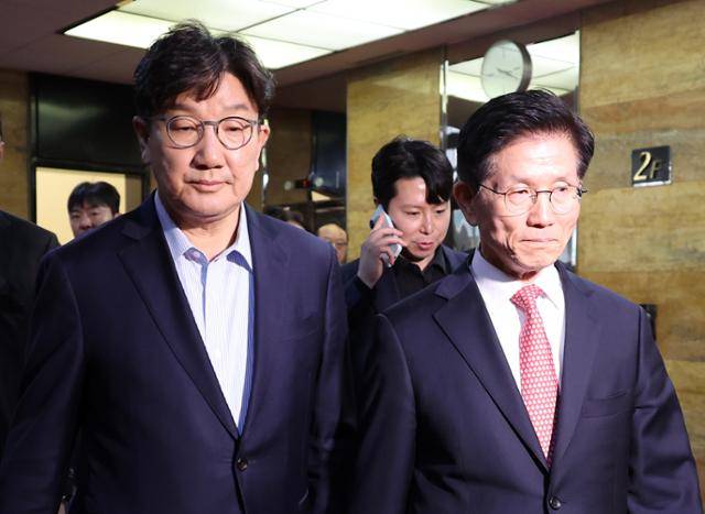 김문수(오른쪽) 국민의힘 대선 후보가 11일 국회에서 열린 의원총회를 마친 뒤 권성동 원내대표와 원내대표실로 이동하고 있다. 연합뉴스