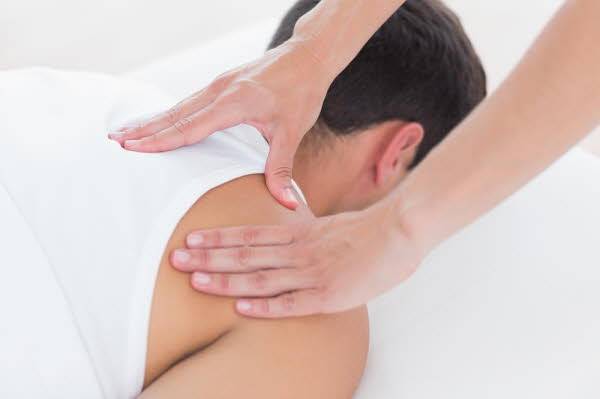 태국의 한 신경외과 전문의가 목 마사지로 뇌 손상을 입은 사례를 공개하며 주의를 당부했다./사진=클립아트코리아