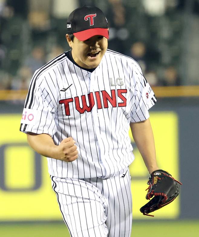 15일 오후 잠실야구장에서 열린 2025 프로야구 삼성과 LG 경기. LG가 3-0 승리했다. 경기 종료 후 마무리 장현식이 포효하고 있다. 잠실=정시종 기자 capa@edaily.co.kr /2025.04.15.