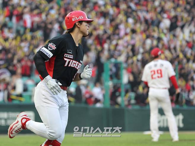 2025 KBO리그 프로야구 SSG 랜더스와 KIA 타이거즈의 더블헤더 2차전 경기가 11일 오후 인천SSG랜더스필드에서 열렸다. 4회초 1사 김도영이 김광현을 상대로 좌중월 솔로 홈런를 치고 베이스를 돌고 있다. 인천=김민규 기자&nbsp; /2025.05.11/