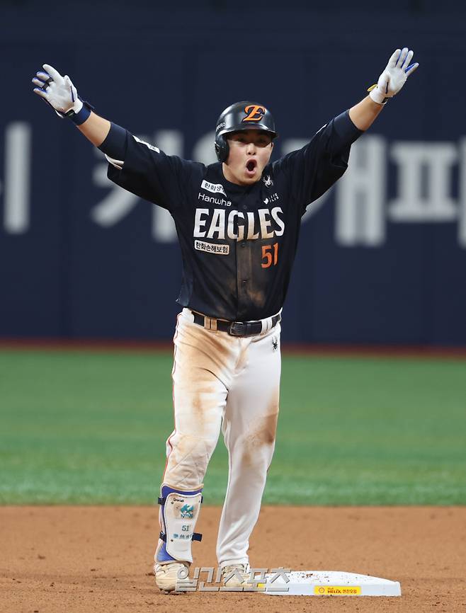 11일 오후 서울 고척스카이돔에서 열린 2025 프로야구 한화 와 키움 경기. 한화 문현빈이 9회 1타점 2루타를 날리고 기뻐하고 있다. 고척=정시종 기자 capa@edaily.co.kr /2025.05.11.