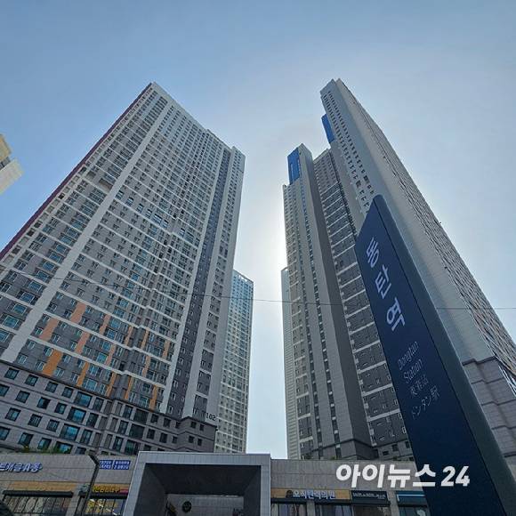 지난 8일 오전 8시50분 무렵에 도착한 GTX-A 동탄역과 동탄역 롯데캐슬아파트 전경 2025.05.08 [사진=이효정 기자 ]