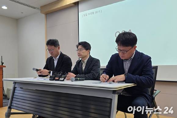 11일 오전 서울 중구 삼화타워에서 진행된 유심(USIM) 일부 정보 유출 관련 SK텔레콤의 데일리(일간) 브리핑에서 왼쪽부터 김희섭 SK텔레콤 PR센터장, 임봉호 SK텔레콤 MNO사업부장, 류정환 SK텔레콤 네트워크인프라센터장이 질의응답을 진행하고 있다. [사진=안세준 기자]