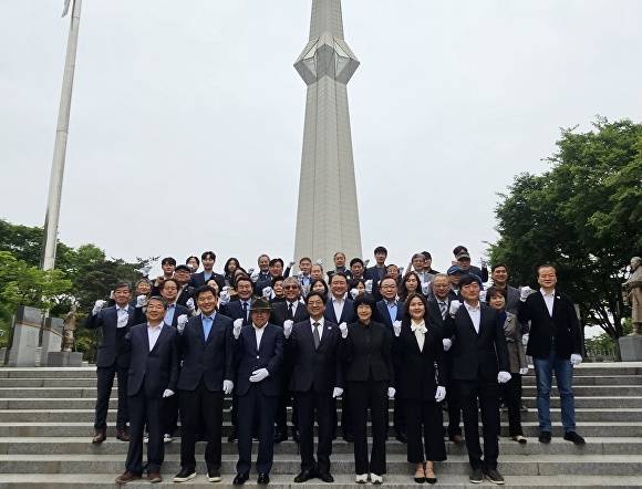 ‘민주당 대구시당 선대위 대구경북항일독립운동기념탑’ 참배 참석자들이 기념촬영을 하고 있다 [사진=민주당 대구시당]