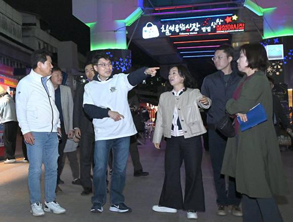 김정기 대구시장 권한대행이 칠성시장 야시장을 둘러보고 있다 [사진=대구시]