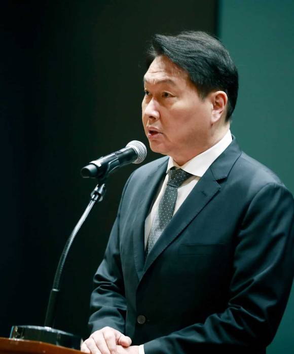 최태원 SK그룹 회장이 지난 7일 오전 서울 중구 SK T타워에서 열린 SKT 해킹 관련 일일브리핑에서 발언하고 있다. [사진=SKT]