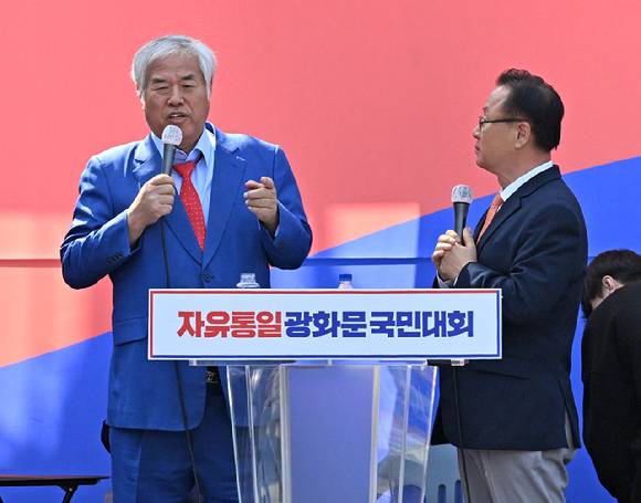 헌법재판소가 윤석열 전 대통령의 파면을 선고한 4일 서울 용산구 한남동 대통령 관저 인근에서 열린 탄핵반대 집회에서 전광훈 목사가 발언을 하고 있다. [사진=곽영래 기자]