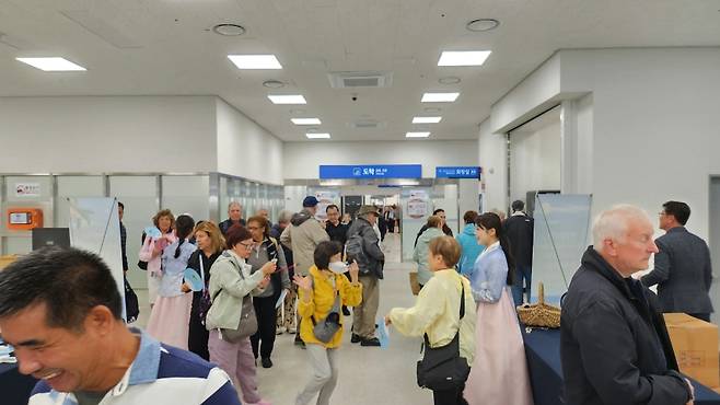 10일, 강정항 크루즈터미널 도착장. 외국인 관광객들이 입국과 동시에 환대를 받으며, ‘기항지’의 문턱을 넘고 있다. (제주도청 제공)