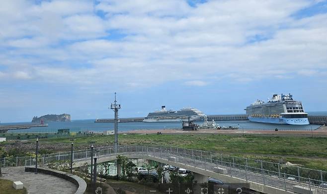 10일 강정항에 동시에 정박한 초대형 크루즈 2척. 이 날 하루, 1만 명이 넘는 관광객이 제주에 상륙했다. (제주도청 제공)