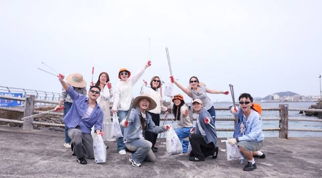 바닷가에서 쓰레기를 줍는 JJ프렌즈 2기 참가자들. 무엇을 보았느냐보다, 어떻게 행동했느냐가 관광의 격을 결정한다는 사실을 사진 한 장에 담아냈다. (제주관광공사 제공)