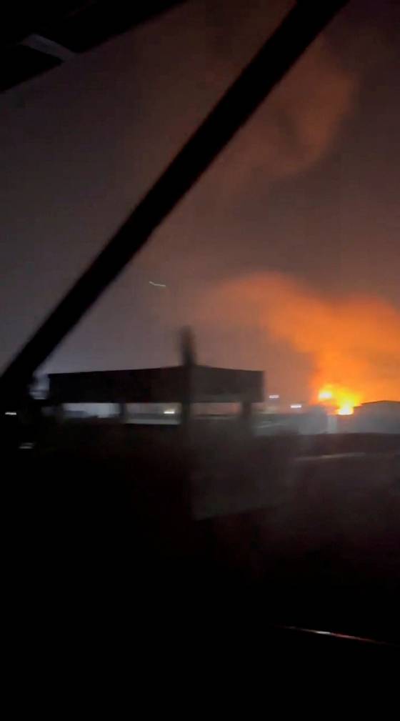 10일 파키스탄 라왈핀디에서 화염과 함께 연기가 오르고 있다. 인도군의 공격으로 보인다. 로이터=연합