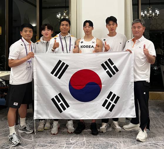 한국 신기록을 세운 육상 남자 릴레이팀. 왼쪽부터 하경수 코치, 서민준, 나마디 조엘진, 이재성, 고승환 선수, 최인해 대한육상연맹 부회장. 사진 대한육상연맹