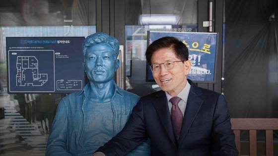 전태일 동상 옆에 앉은 김문수 전 장관. 연합뉴스