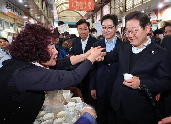영남 신라벨트 골목골목 경청투어에 나선 더불어민주당 이재명 대선 후보가 10일 경남 사천시 사천읍시장을 찾아 상인들과 인사하고 있다. 연합뉴스