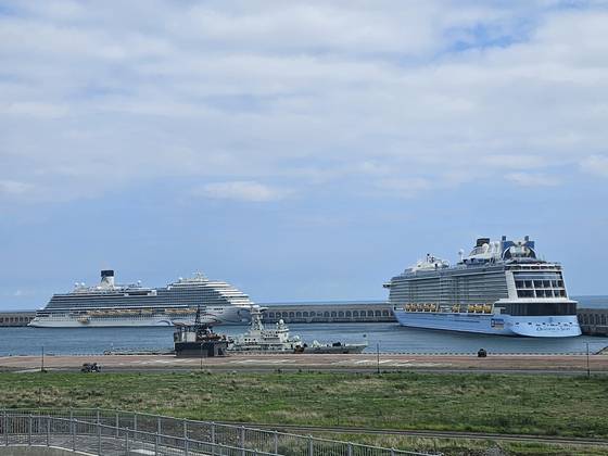 지난 10일 제주 서귀포시 강정 크루즈항에 입항한 17만t급 ‘오베이션 오브 더 씨’(오른쪽)호와 13만t급 ‘아도라 매직 시티'호(왼쪽). 사진 제주도