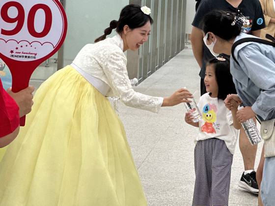 지난 2023년 8월 중국 유커 크루즈의 제주항 입항식에서 어린이 승객이 생수를 전달받고 있다. 최충일 기자