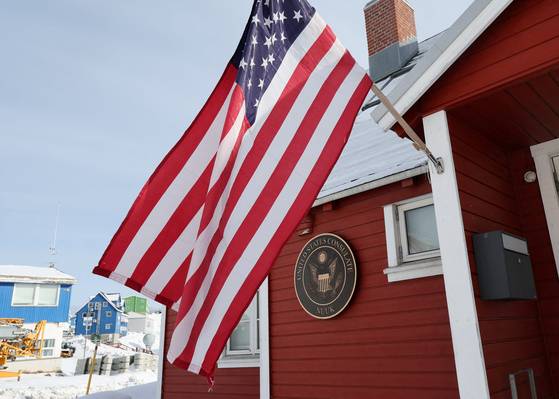 지난 3월 그린란드 누크에 있는 미국 영사관에 성조기가 걸려있다. 로이터=연합뉴스
