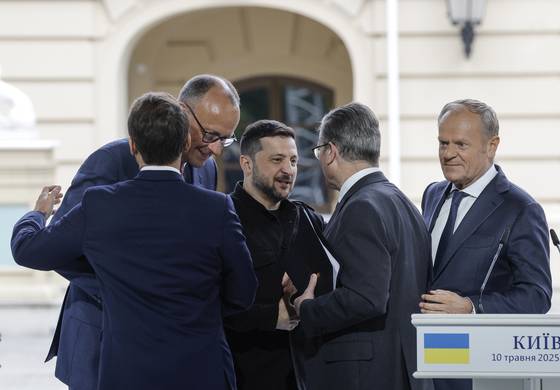 10일 우크라이나 키이우에서 기자회견을 한 직후의 유럽 4개국 정상과 젤렌스키 우크라이나 대통령. EPA=연합뉴스