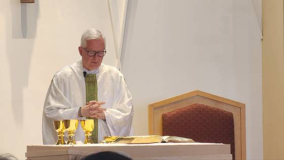 10일(현지시간)교황 레오 14세의 모교인 미국 펜실베이니아 빌라노바대학의 성당에서 진행된 미사에서 신도들이 교황과 세계 평화를 위해 기도하고 있다. 빌라노바=강태화 특파원