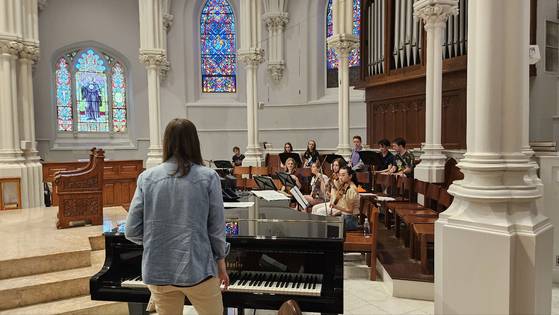 10일(현지시간)교황 레오 14세의 모교인 미국 펜실베이니아 빌라노바대학의 성당에서 학생들이 교황 선출 후 첫번째 일요일 미사에 사용할 음악을 연습하고 있다. 빌라노바=강태화 특파원