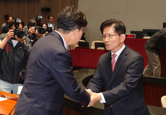 김문수 국민의힘 대선 후보(오른쪽)가 11일 서울 여의도 국회에서 열린 의원총회에 참석, 권성동 원내대표와 손을 잡고 있다. 연합뉴스