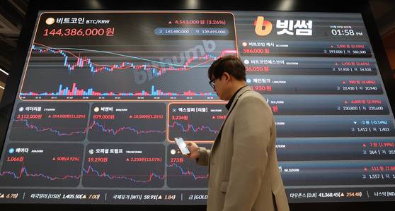 9일 서울 빗썸라운지 강남점에 비트코인을 비롯한 암호화폐 시세가 나타내고 있다. 뉴스1