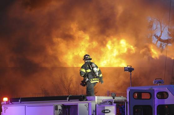 2014년 4월 미국 매사추세츠주의 소방관이 레이크뷰 파빌리온에서 발생한 화재 현장에 출동했다. 메사추세츠주에서는 이런 화재 현장에 쓰인 포소화약제에 유해 물질인 과불화화합물이 들어 있어 소방관들이 암에 걸렸다며 관련 제조사 24곳에 대해 소송을 제기했다. AP=연합뉴스