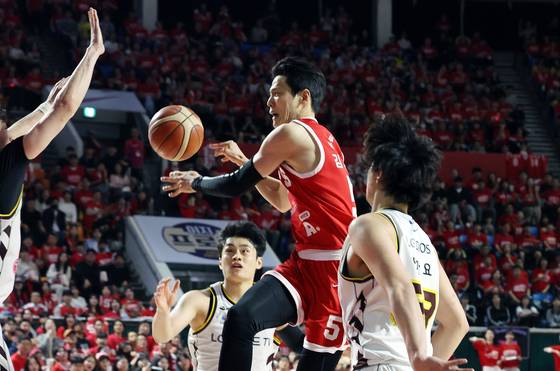 SK의 반격을 이끈 가드 김선형(맨 위). 뉴스1