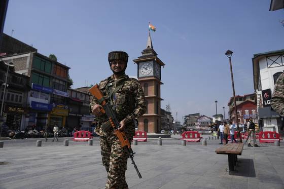 11일 인도의 한 군인이 순찰하고 있다. AP=연합뉴스