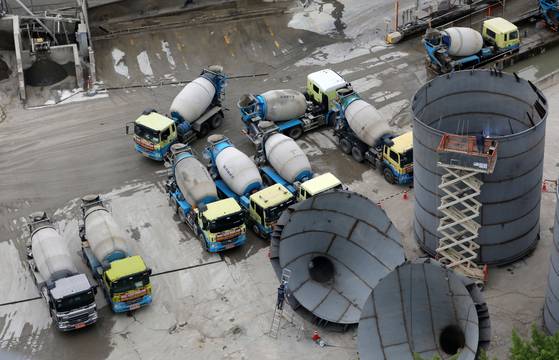 경기도에 위치한 한 레미콘 공장에 믹서트럭이 시멘트 등을 혼합한 콘크리트를 실어 나르고 있다.[뉴스1]