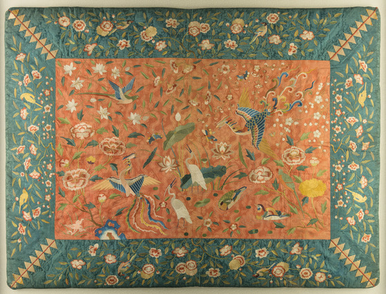 자수 연지봉황문 방석(서울시 유형문화유산). 사진 서울공예박물관