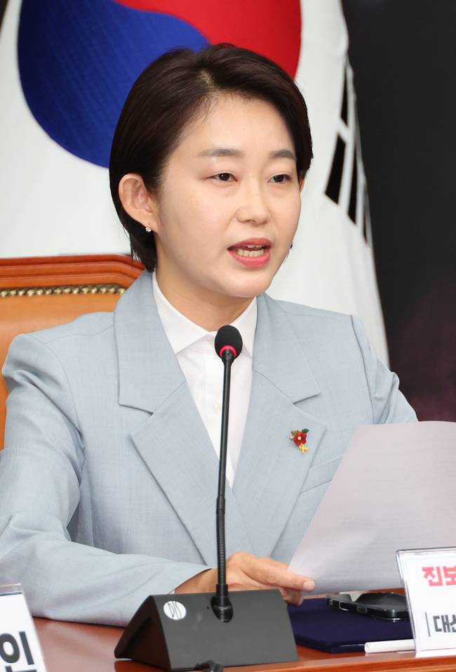 ▲ 지난 9일 서울 여의도 국회에서 열린 ‘광장대선연합정치시민연대-제정당 연석회의’ 공동 선언 발표 기자회견에서 진보당 대선 후보인 김재연 상임대표가 출마를 포기하고 더불어민주당 이재명 대선 후보에 대한 지지의사를 밝히고 있다. 연합뉴스