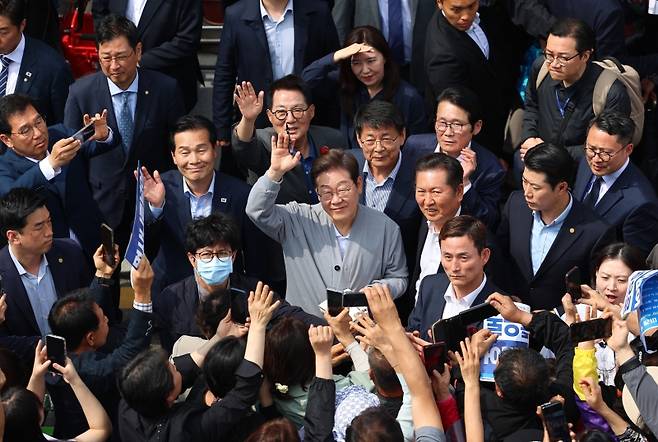 ▲전남 영암 지지자들과 인사하는 이재명 후보 [연합뉴스]