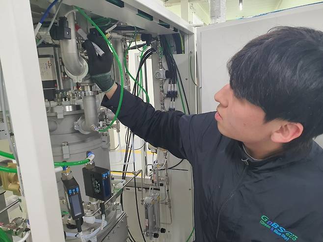 정현철 사원이 스크러버를 점검하고 있다. 안성=윤현주 기자