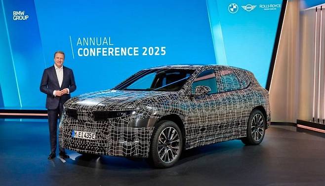 지난 3월14일 열린 BMW그룹 연례 회의에 등장한 위장막을 쓴 신형 iX3.  노이어 클라쎄 플랫폼을 적용한 첫 자동차다. /BMW 제공